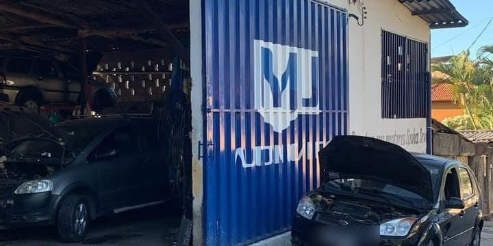 Box de atendimento da MJ Óleos Lubrificantes com veículos de linha leve em manutenção